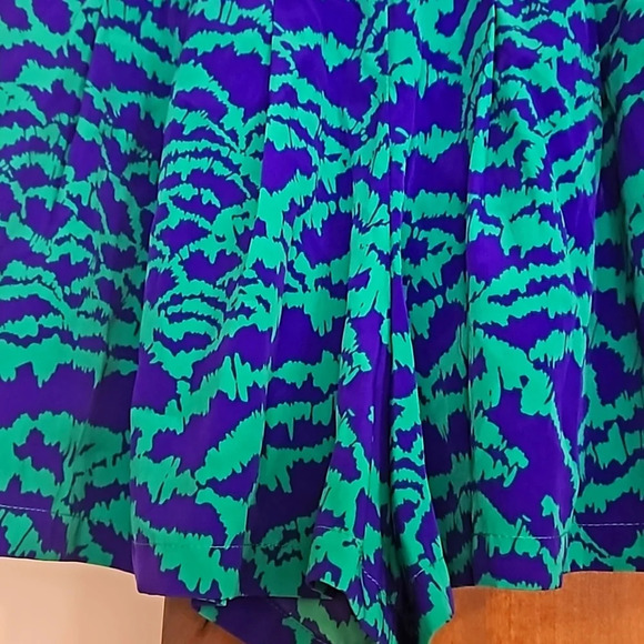 ANTHROPOLOGIE Sketchbook printed Silky pleated shorts In Blue/green. Size small - Picture 2 of 8